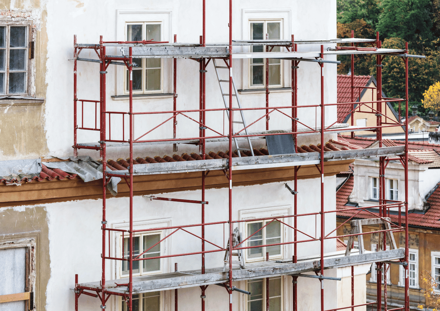 Échafaudage monté le long d'un immeuble pour des travaux d'entretien